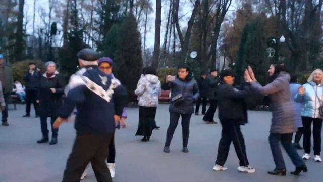 КОГДА-НИБУДЬ ЭТО, ЗАКОНЧИТСЯ ЛЕТО!???/ТАНЦЫ В ПАРКЕ ГОРЬКОГО ХАРЬКОВ НОЯБРЬ 2021 смотреть онлайн
