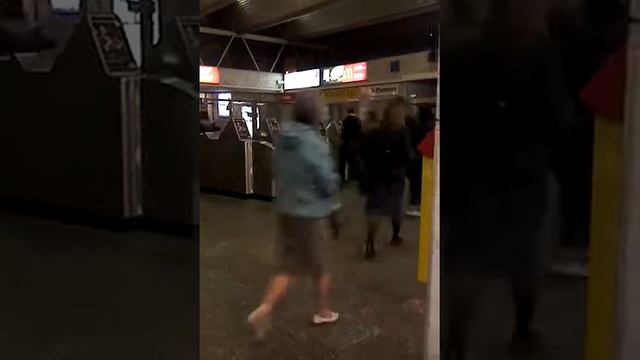 Случай в метро! смотреть онлайн