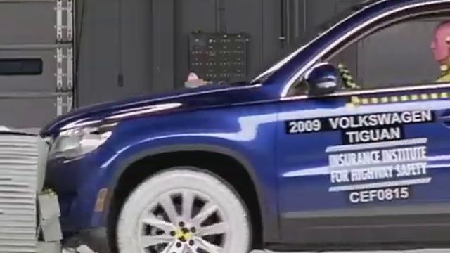 2009 Volkswagen Tiguan moderate overlap IIHS crash test смотреть онлайн