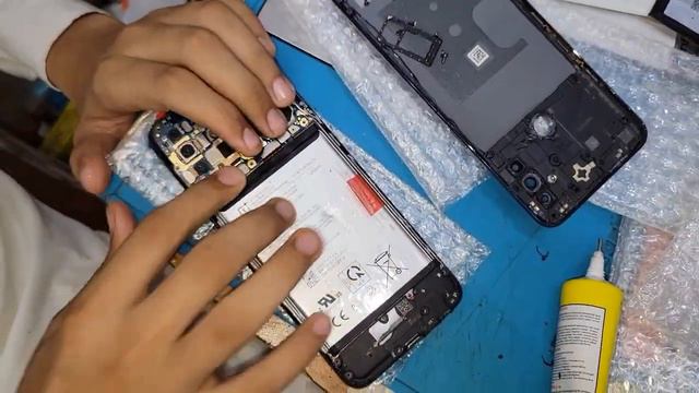 Замена экрана Repair Your Destroyed OnePlus Phone with an LCD Combo Replacement смотреть онлайн