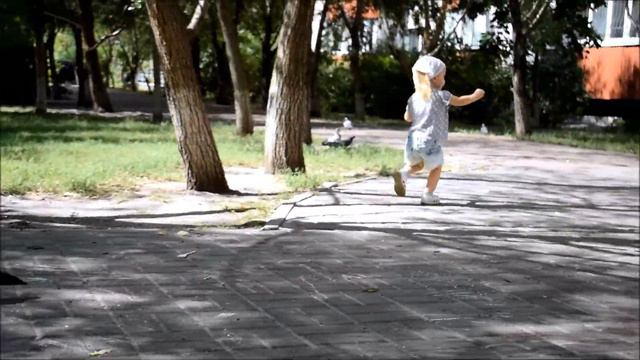 Малинка кидает хлебушек и кормит голубей.\Malinka throws bread and feeds the pigeons. смотреть онлайн