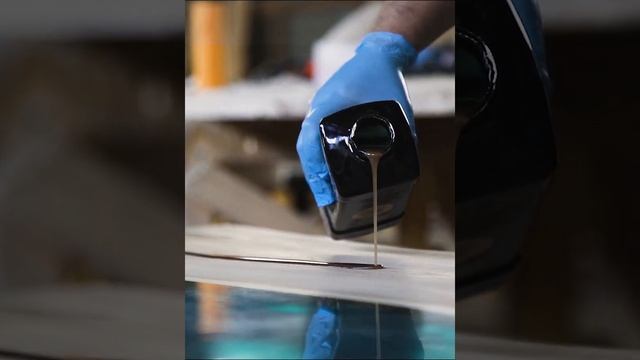 Мастерская мебели woodsyndicat из массива дерева и эпоксидной смолы #shorts смотреть онлайн