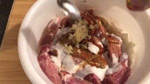 Mаринованная курица и свинина с жидким дымом.