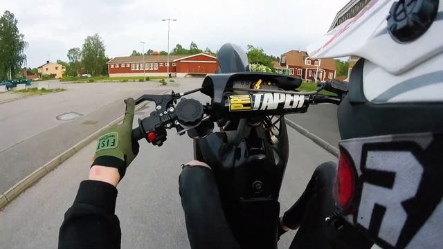 Almost Wheelied Infront of the Police | Summer, Stunting & Dirtbikes | 50cc Moped Stunting Sweden смотреть онлайн