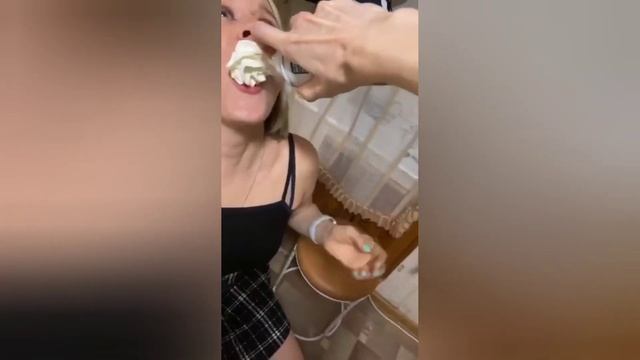 По Привычке Сплюнула на Пол смотреть онлайн