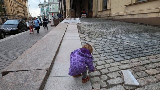 Софи Адель гуляет перед новым Эрмитажем смотреть онлайн