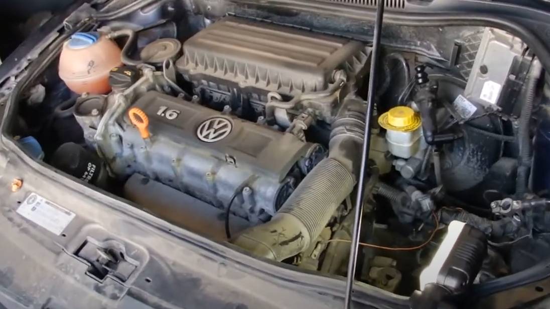 ЗАКУСЫВАЕТ ПЕРЕДАЧИ на фольксваген поло (одна из причин). Замена рабочего цилиндра сцепления.