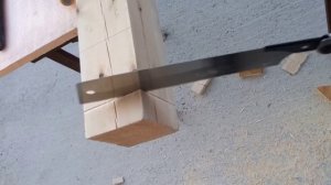 Торцевание бруса ручной пилой