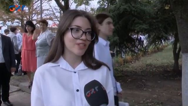 Нарядная одежда и букеты цветов. В лицее им. Г. Гайдаржи прозвучал первый звонок смотреть онлайн