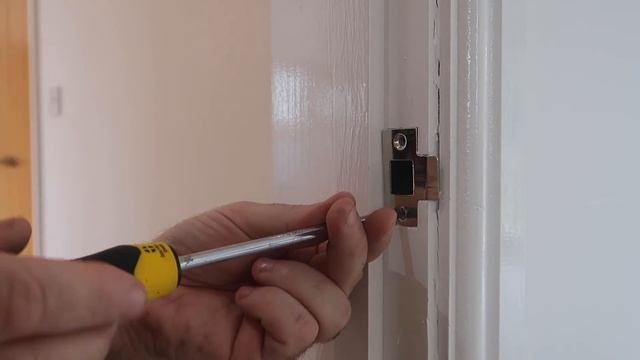 How to Fix a Door That Won't Latch смотреть онлайн