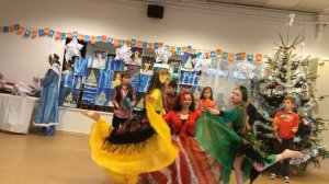 Цыганский танец под песню "Ежедневно меняется мода"