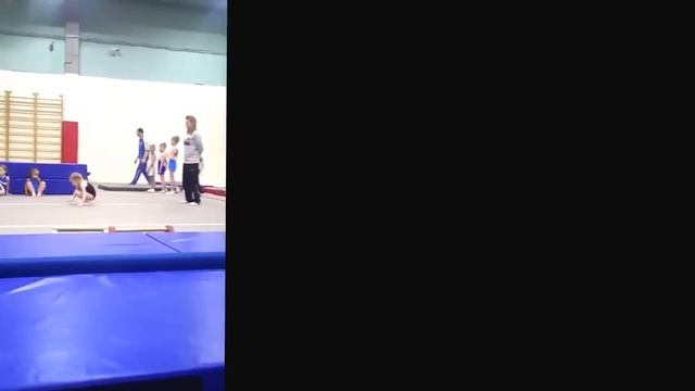Милана спортивная гимнастика кувырок смотреть онлайн