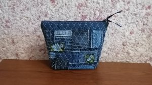Косметичка из старых джинсов.
