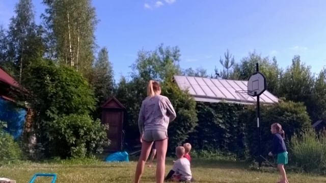 Двойняшкам 6 месяцев. Жизнь на даче смотреть онлайн
