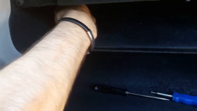 Installation autoradio et caméra de recul sur Mercedes (Partie 1) смотреть онлайн
