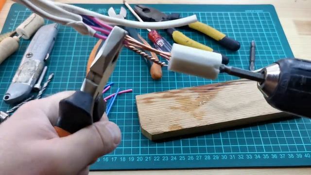 Не каждый мужик откажется от приспособления, которое я сделал для аккуратной скрутки проводов. смотреть онлайн