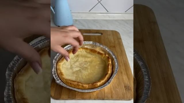 Пирог с копчёной кетой и сметанным соусом