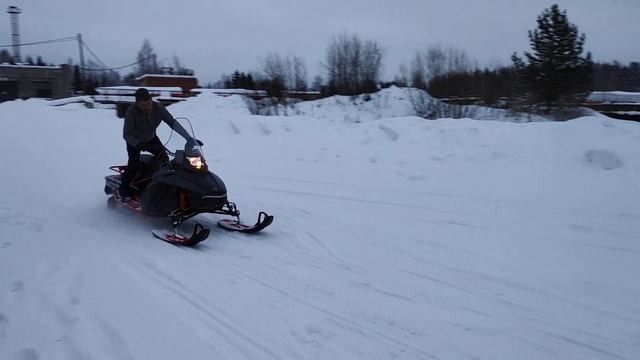 Слабак на пятку не встаёт.