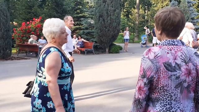 Вы послушайте сюда, я скажу, как надо жить!??/Весёлые танцы в парке Горького Харьков июнь 2021 смотреть онлайн
