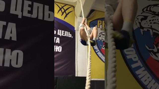 А ВАМ СЛАБО? Залезть по канату до потолка смотреть онлайн