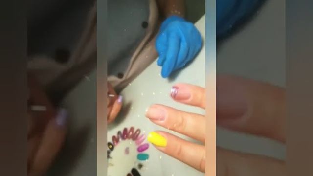 Жёлтый маникюр с блёстками Фея смотреть онлайн