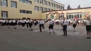 1 сентября 2022г. танец «Учат в школе»