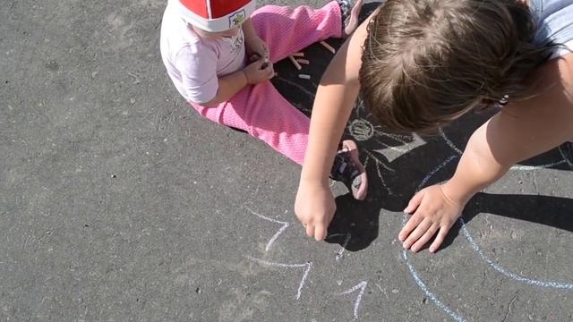Развивающие игры. ДЕТСКОЕ РИСОВАНИЕ МЕЛОМ (МЕЛКАМИ)! Рисуем с ребенком мелом на асфальте! смотреть онлайн