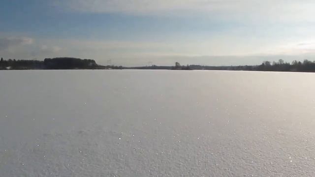 На велосипеде по зимнему лесу и озеру смотреть онлайн
