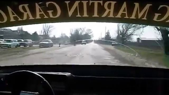 Шашки на дороге от первого лица ВАЗ 2108 Мощная ВАЗ 2108 валит по улицам на Мега Солекс 3030 смотреть онлайн