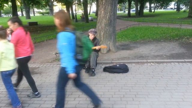 Офигенный гитарист Глеб Петроградка Санкт Петербург Уличный музыкант смотреть онлайн