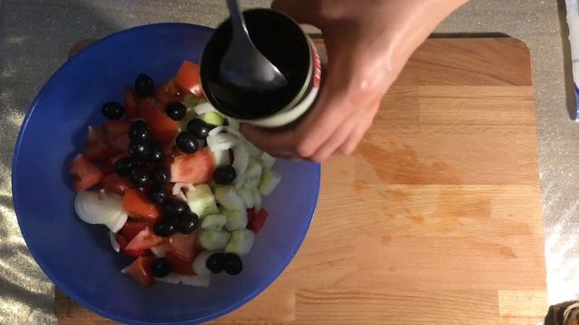 КАК ПРИГОТОВИТЬ ГРЕЧЕСКИЙ САЛАТ | КЛАСИЧЕСКИЙ РЕЦЕПТ | GREEK SALAD ! смотреть онлайн