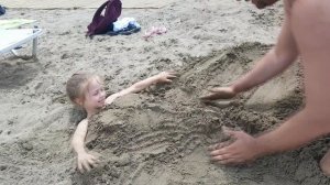 ЖЕНЯ КАК РУСАЛКА из ПЕСКА закапали в песок Развлечения на море