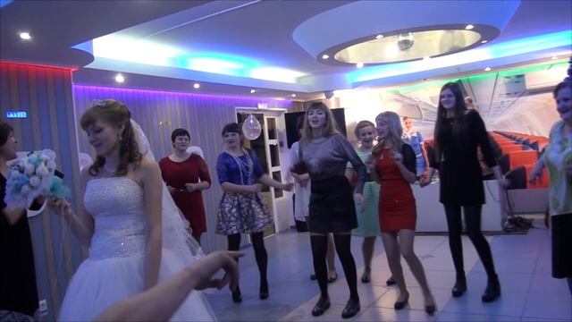 Свадьба. Невеста бросает букет. смотреть онлайн