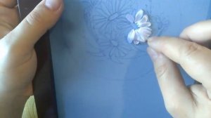 Вышивка лентами ромашки.