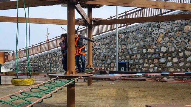Турция Денизли гора с петухом. Denizli Pamukkale Belediyesi Seyir Tepesi.