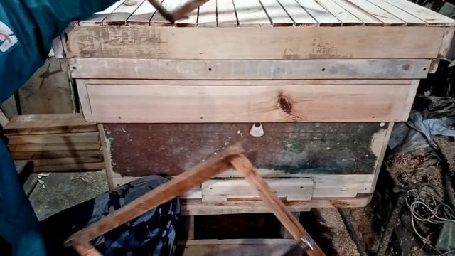 Лежак и причины по которым количество пчел наращивается. смотреть онлайн