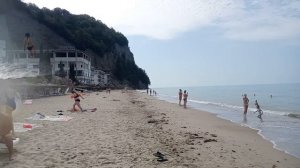 Песчаный пляж в Пицундской бухте