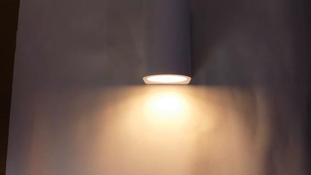 Свечение белого настенного светильника из гипса 011-110 смотреть онлайн
