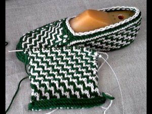 Двухцветный узор спицами. Использовала для следков.