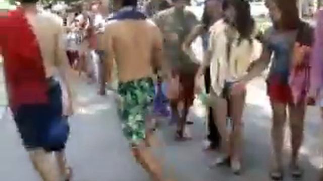 Душ в лагере Казинка Бывает и такое смотреть онлайн