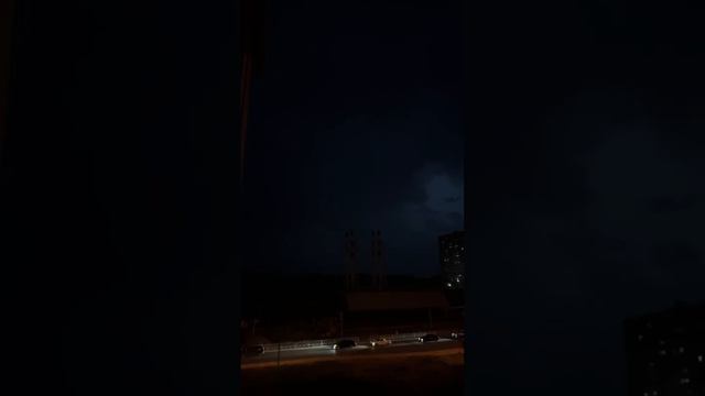 молнии сверкают над ночным небом Краснодара смотреть онлайн