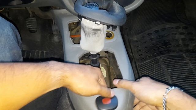 COMO RETIRAR EL PANEL CENTRAL EN UN NISSAN PLATINA O RENAULT CLIO 2 смотреть онлайн