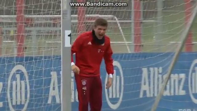 Томас Мюллер угорает. (Vine) смотреть онлайн