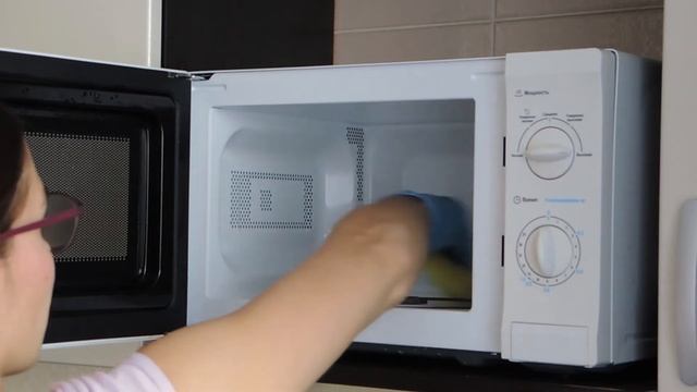 ВОНЯЕТ, зато РАБОТАЕТ: чищу микроволновку УКСУСОМ смотреть онлайн