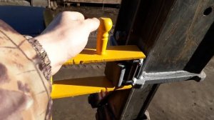 Защёлка на стрелу экскаватора погрузчика