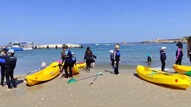 Ксюша учится кататься на каяке смотреть онлайн