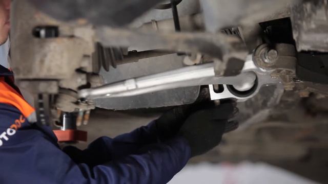 Kuinka vaihtaa etutukivarsii VW PASSAT B6 -merkkiseen autoon [AUTODOC -OHJEVIDEO] смотреть онлайн