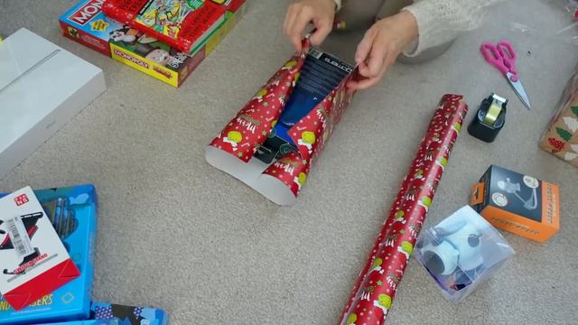 WRAP CHRISTMAS PRESENTS WITH ME! 2022 | SINGLE MUM OF 3 BOYS - WHAT IM GIVING смотреть онлайн