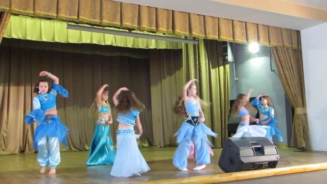 Anyutka танцует восточный танец. Клуб Бригантина. февраль 2018 г. смотреть онлайн