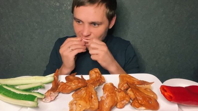 МУКБАНГ | отобрала крыло ? крылья копчённые и острый перец или не острый? смотреть онлайн